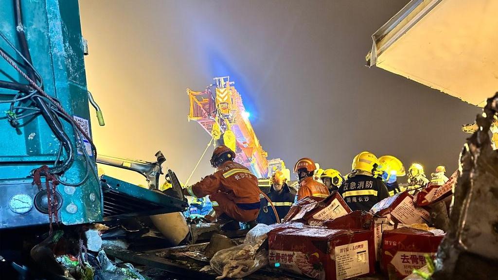 दक्षिण चीनमा भीरबाट गाडी खस्दा ११ जनाको मृत्यु  